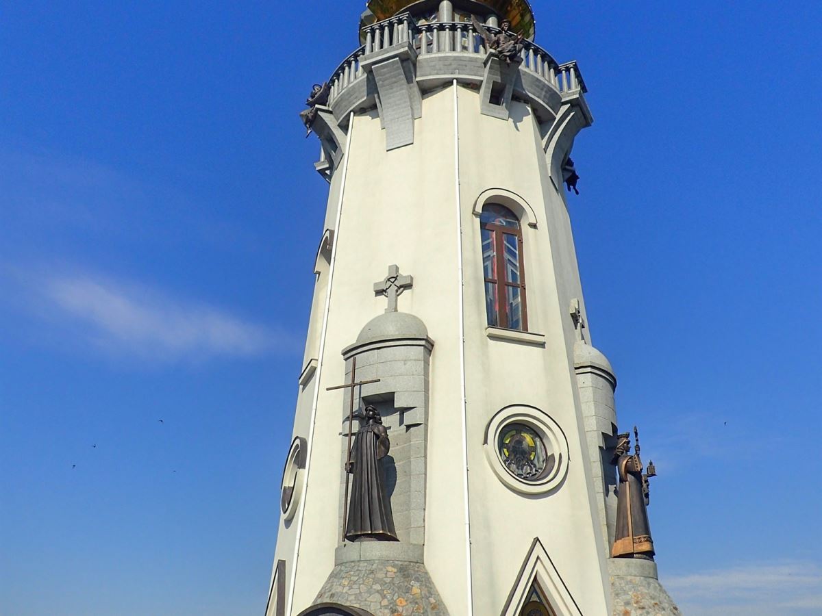 Buki Church / Landshaftny Park in Buky