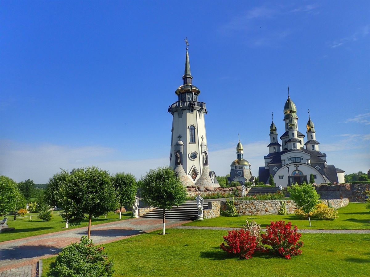 Buki Church / Landshaftny Park in Buky